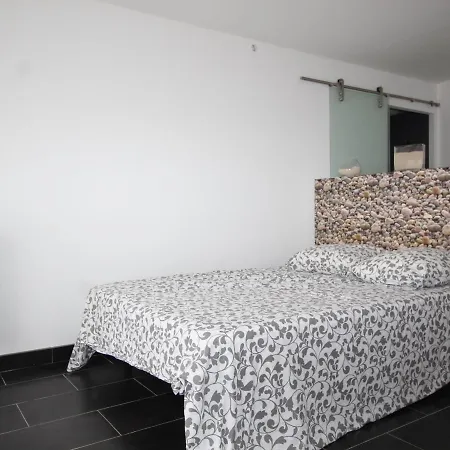 Apartment Renove Au Centre De Avec Terrasse, Parking, Clim Portative Et Wi-fi - Fr-1-309-190